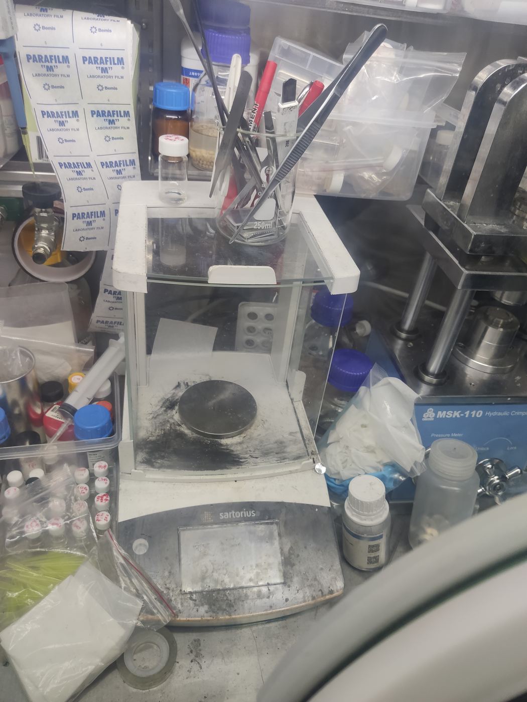 电子测量仪器在用实景（同品类参考图，非案例现场）