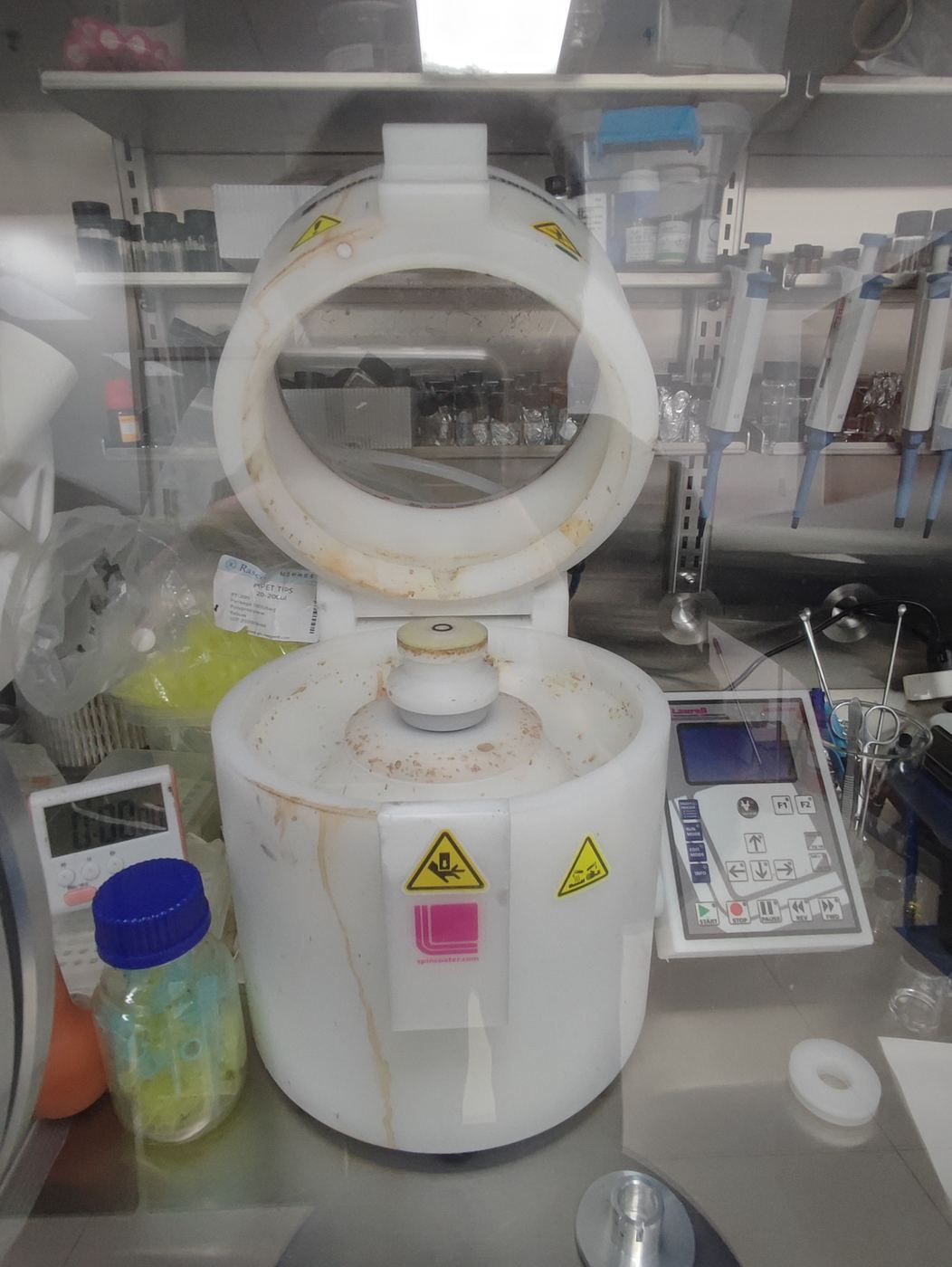 天平·实验室通用仪器在用实景(同品类参考图,非案例现场)