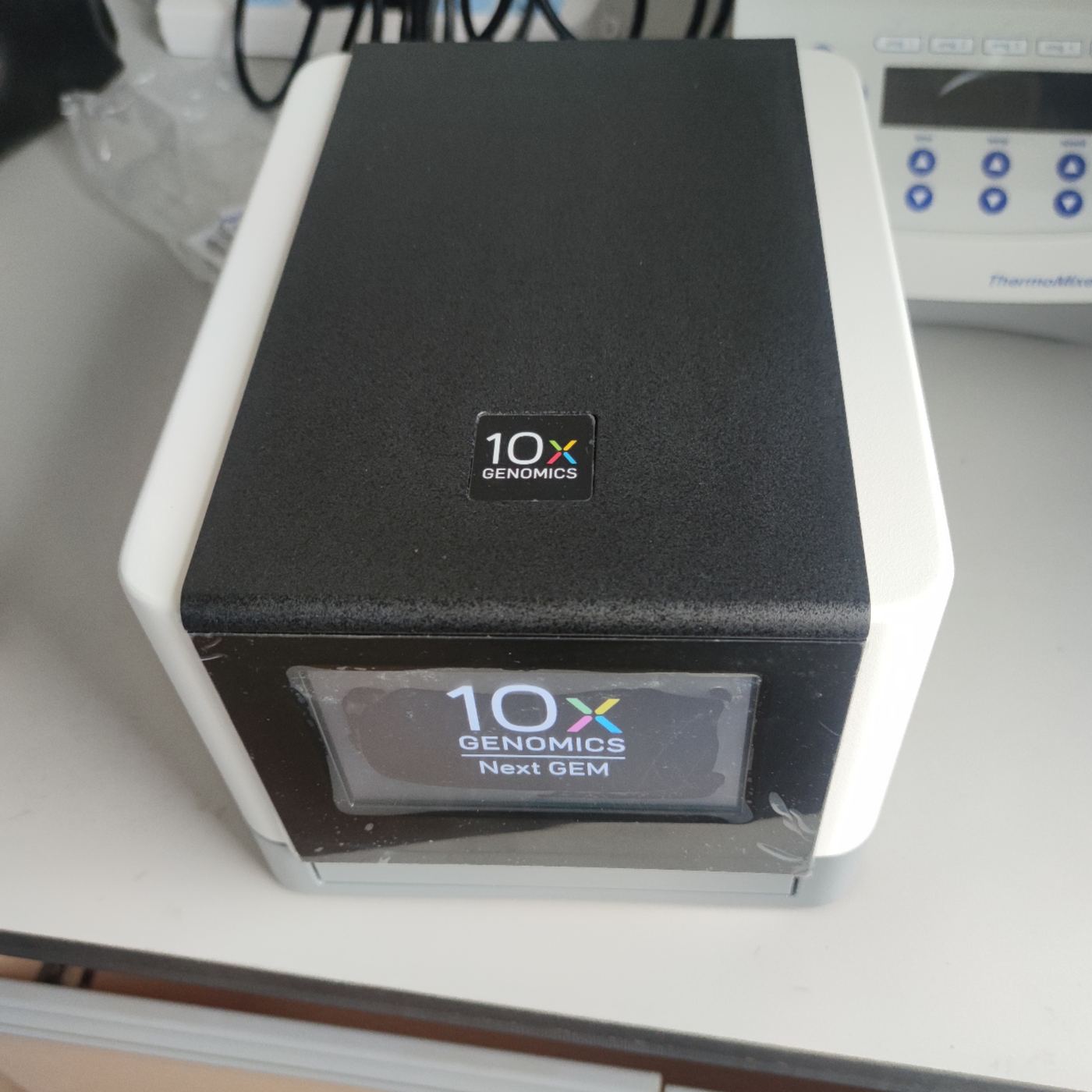生命科学仪器在用实景(同品类参考图,非案例现场)