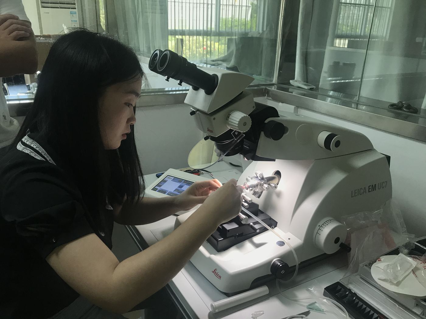 生命科学类仪器检修与故障排查实景(同品类参考图,非本故障现场)
