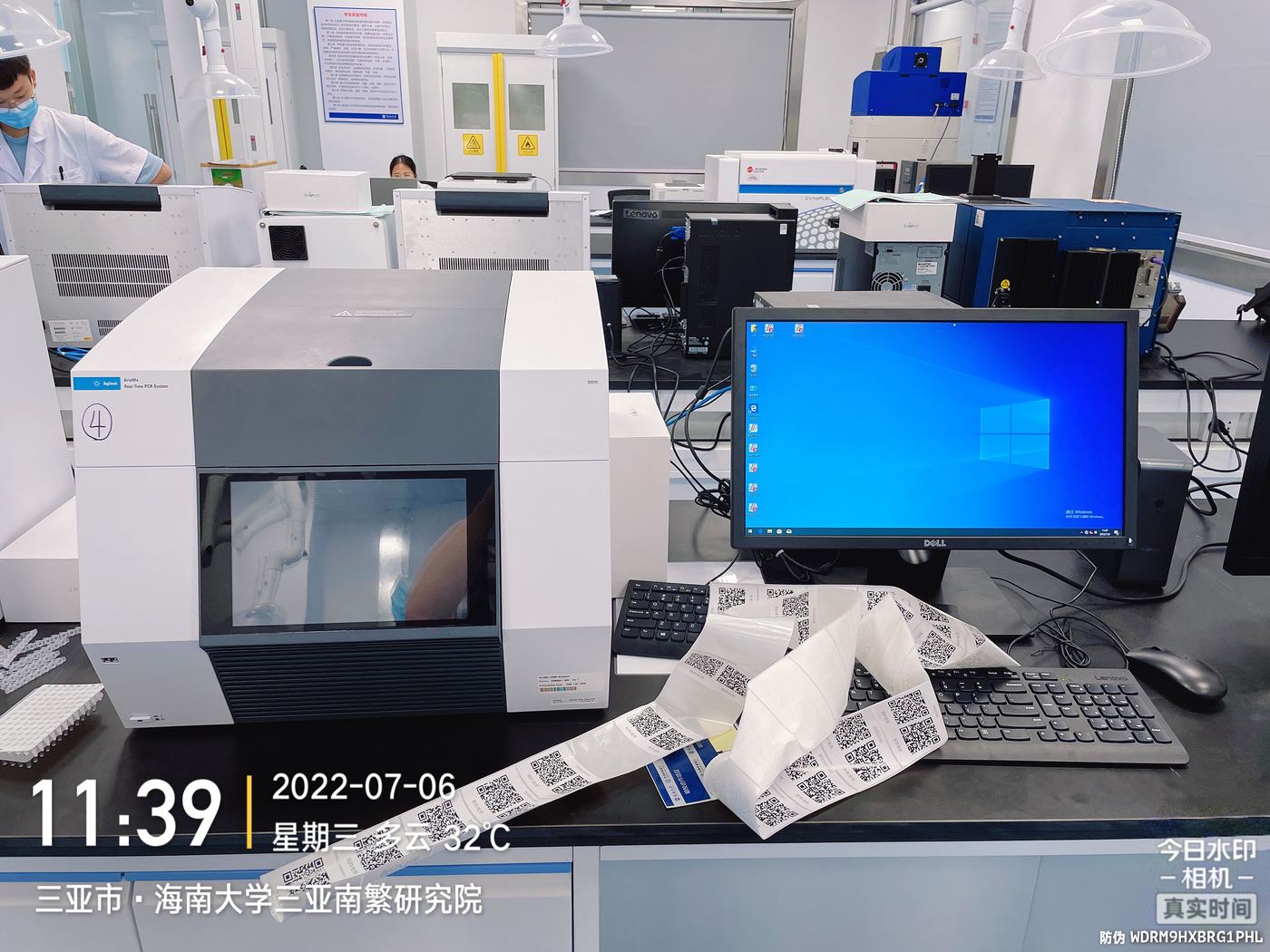生命科学仪器在用实景（同品类参考图，非案例现场）