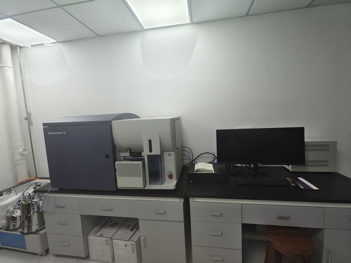 生命科学类仪器检修与故障排查实景（同品类参考图，非本故障现场）